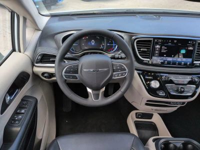 2024 Chrysler Pacifica Hybrid — photo 16 view