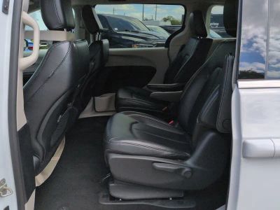 2024 Chrysler Pacifica Hybrid — photo 14 view