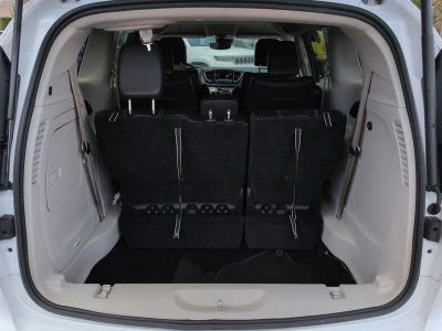 2024 Chrysler Pacifica Hybrid — photo 13 view