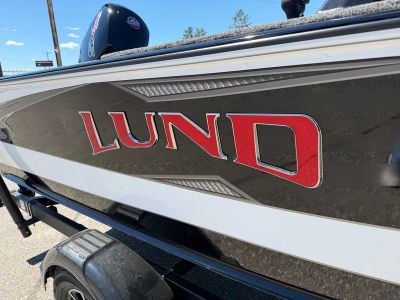 2026 Lund 1875 IMPACT XS — engine compartment view