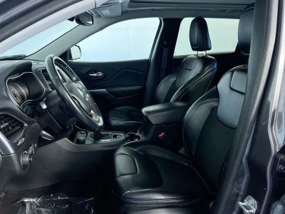 2019 Jeep Cherokee — photo 12 view