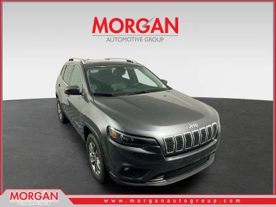 2019 Jeep Cherokee Latitude Plus in Granite Crystal Metallic Clearcoat — front three-quarter view