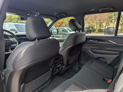 2026 Jeep Grand Cherokee — photo 9 view