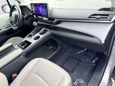 2025 Toyota Sienna — photo 13 view