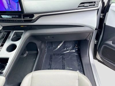 2025 Toyota Sienna — photo 17 view