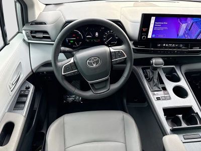2025 Toyota Sienna — photo 16 view