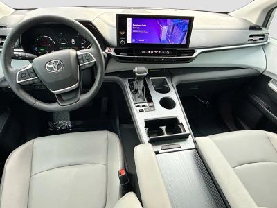 2025 Toyota Sienna — photo 15 view