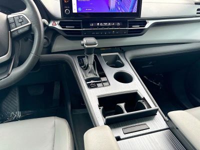 2025 Toyota Sienna — photo 18 view