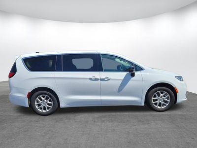 2024 Chrysler Pacifica - Photo 2