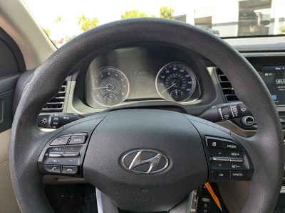 2020 Hyundai Elantra — photo 24 view