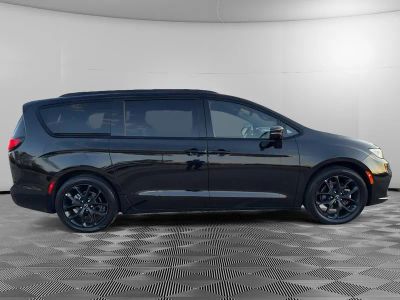 2025 Chrysler Pacifica — detail view