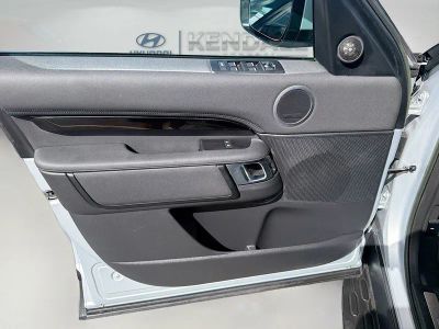 2023 Land Rover Discovery — photo 17 view