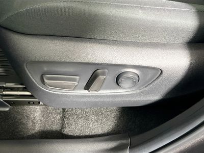 2025 Toyota RAV4 - Photo 13