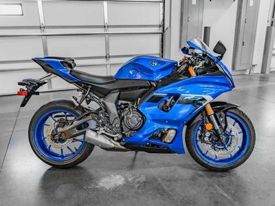 2025 Yamaha YZF-R7 - Photo 3
