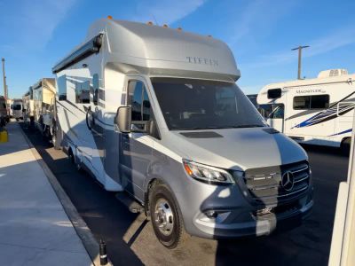 2025 Tiffin WAYFARER — front three-quarter view