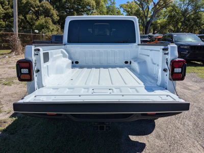 2026 Jeep Gladiator — photo 15 view