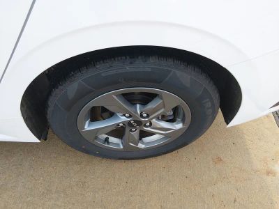 2023 Kia K5 - Photo 10