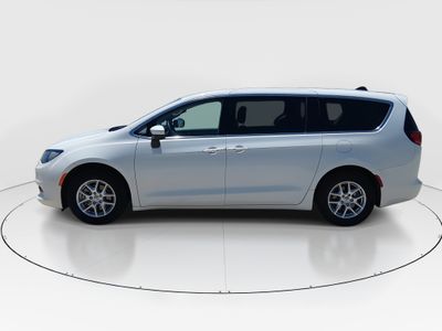 2023 Chrysler Voyager - Photo 4
