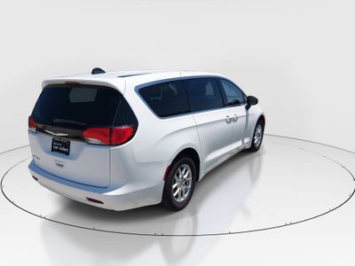 2023 Chrysler Voyager - Photo 7