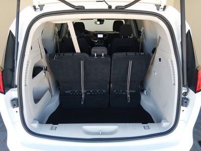 2023 Chrysler Voyager - Photo 11