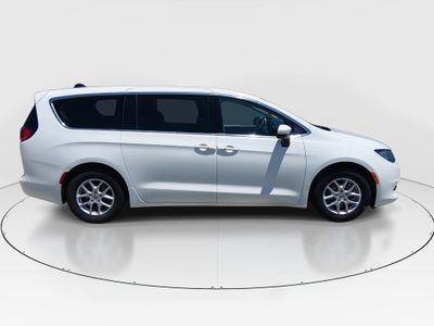2023 Chrysler Voyager - Photo 8