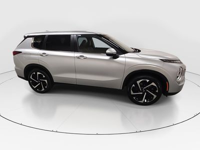 2024 Mitsubishi Outlander — photo 8 view