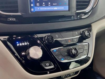 2023 Chrysler Voyager — photo 10 view
