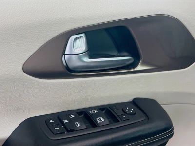 2023 Chrysler Voyager — photo 14 view