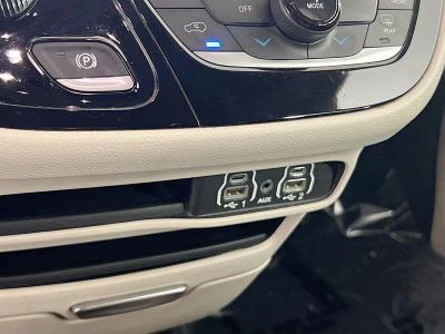 2023 Chrysler Voyager — photo 13 view