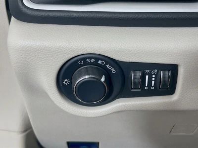 2023 Chrysler Voyager — photo 8 view