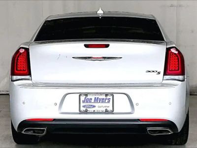 2023 Chrysler 300 - Photo 3