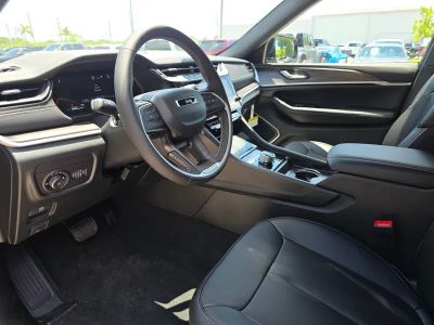 2026 Jeep Grand Cherokee — photo 13 view