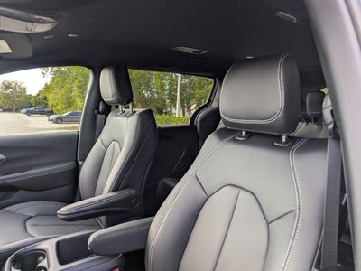 2026 Chrysler Pacifica — photo 12 view