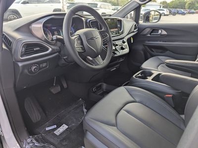 2026 Chrysler Pacifica — photo 14 view