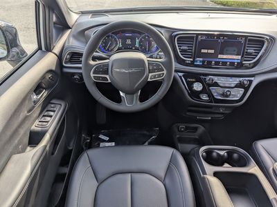 2026 Chrysler Pacifica — photo 11 view