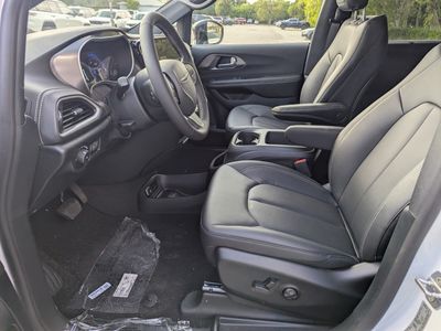 2026 Chrysler Pacifica — photo 13 view
