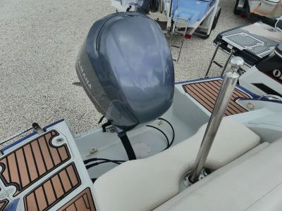 2016 Crownline E4 XS — detail view
