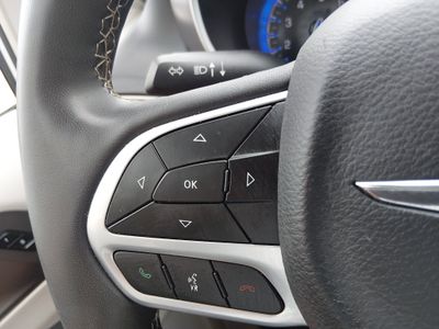 2023 Chrysler Pacifica — photo 13 view