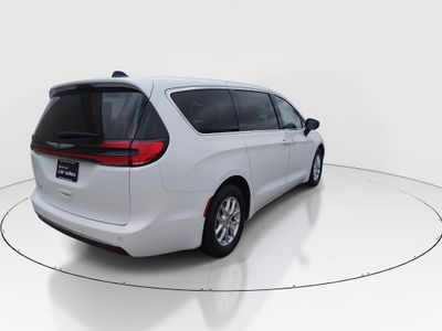 2023 Chrysler Pacifica — photo 7 view
