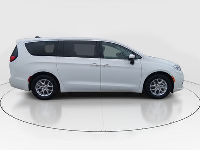 2023 Chrysler Pacifica — photo 8 view