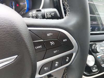 2023 Chrysler Pacifica — photo 12 view
