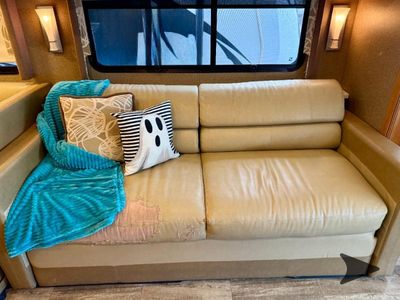 2016 Thor Motor Coach Palazzo — photo 11 view