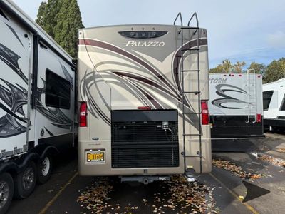 2016 Thor Motor Coach Palazzo — detail view