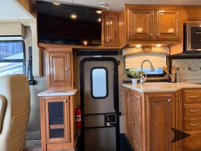 2016 Thor Motor Coach Palazzo — photo 15 view