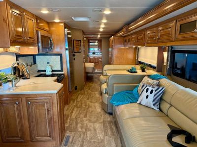 2016 Thor Motor Coach Palazzo — photo 7 view