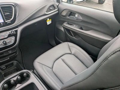 2026 Chrysler Pacifica — photo 19 view