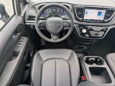 2026 Chrysler Pacifica — photo 17 view