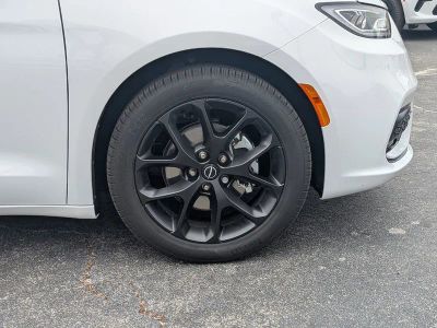 2026 Chrysler Pacifica — photo 12 view
