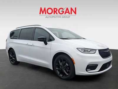 2026 Chrysler Pacifica — side profile view