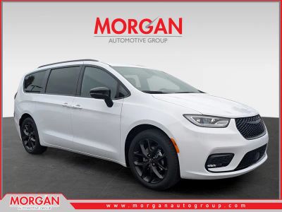 2026 Chrysler Pacifica Select in White — front three-quarter view